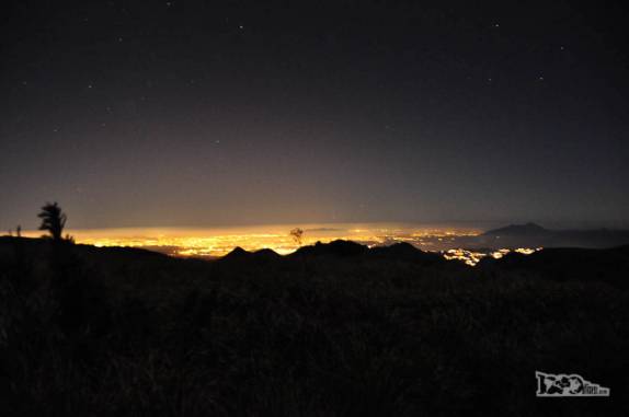 Acima dos 2 mil metros de altitude, no Castelo do Açu, Parque Nacional da Serra dos Órgãos, observando as luzes da baixada fluminense e da cidade do Rio de Janeiro